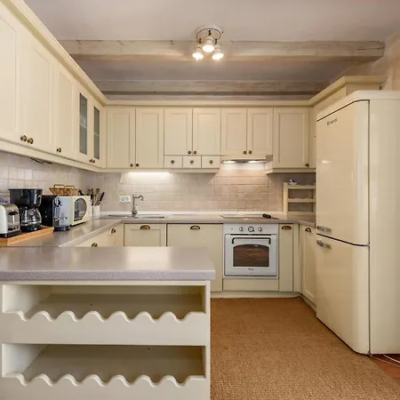 Nice In With Kitchen Πόρετς